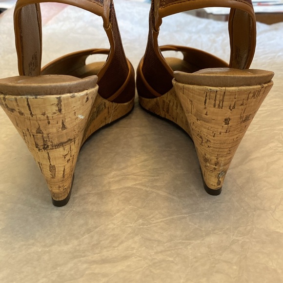 CIRCA JOAN & DAVID Sling Back Wedge Heels Luxe Series. Brown and Tan. Size 7. - Picture 8 of 10